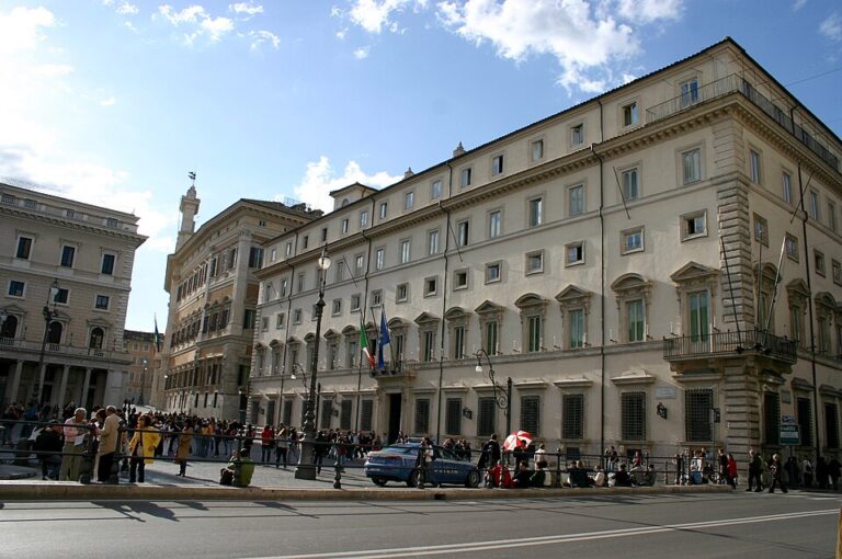8125_-_Roma_-_Piazza_Colonna_-_Foto_Giovanni_Dall'Orto,_29-Mar-2008